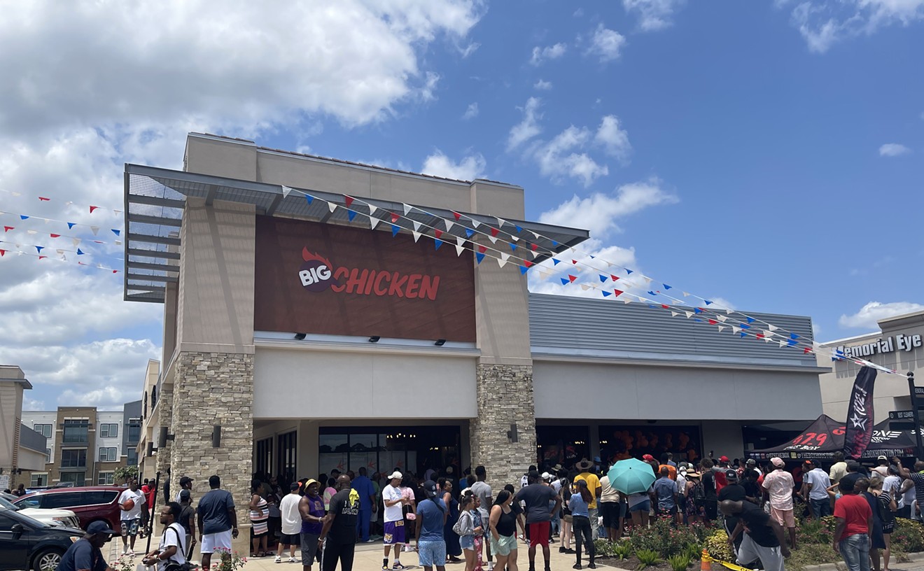 The line wraps around the building at the opening of Shaquille O'Neal's Big Chicken.