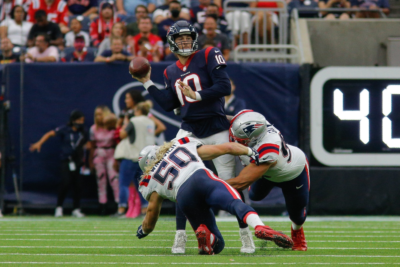 Charles Omenihu cheers on Deshaun Watson against Texans