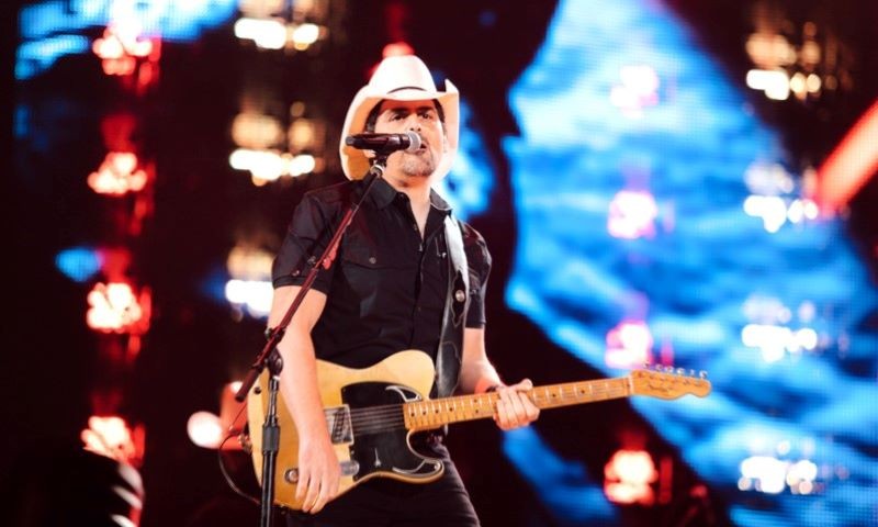 Brad Paisley pulls the crowd in every time.